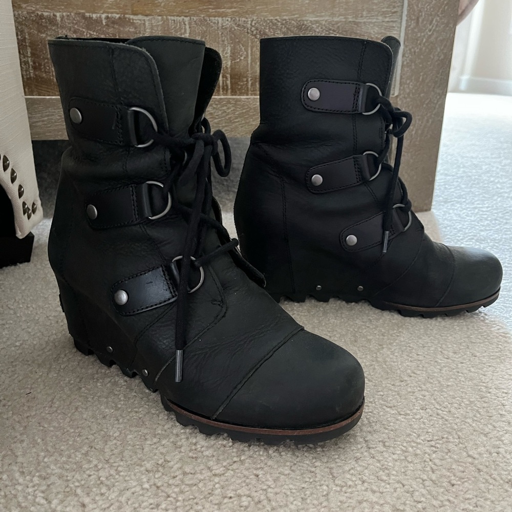 Black Women's Lace-Up Boots